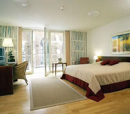 Collegium Leoninum Hotell 4*