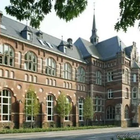 Collegium Leoninum Hotell 4*